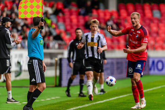 Östers Dennis Olsson reagerar