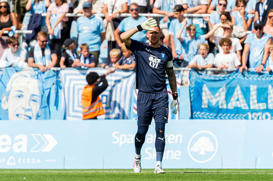 Malmö FFs målvakt Robin Olsen har problem med solen