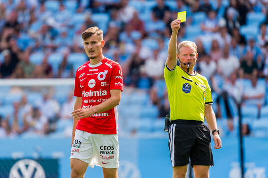 Degerfors Robin Dzabic får gult kort