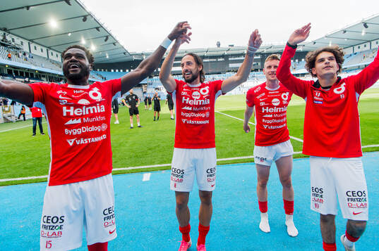 Degerfors Nasiru Moro och Dijan Vukojevic jublar