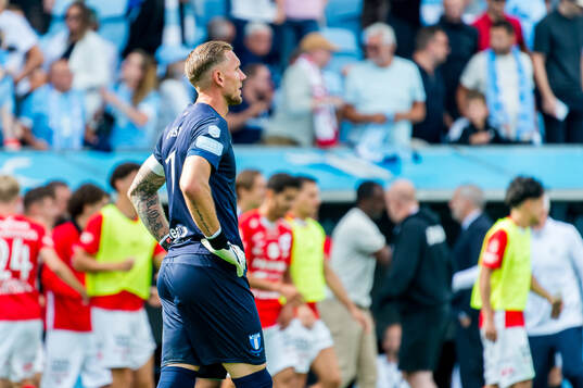 Malmö FFs målvakt Robin Olsen deppar