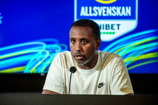 Degerfors huvudtränare Henok Goitom på en presskonferens