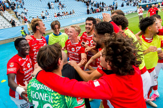 Degerfors spelare jublar