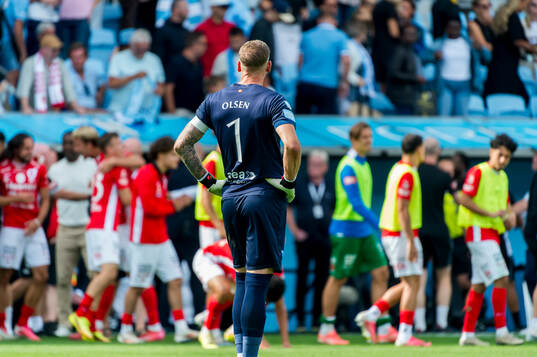 Malmö FFs målvakt Robin Olsen deppar