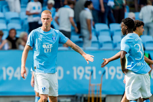 Malmö FFs Daniel Gudjohnsen och Isaac Assibu  deppar