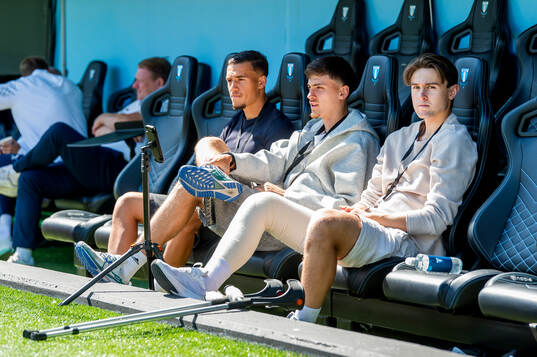 Malmö FFs Oscar Sjöstrand med kryckor
