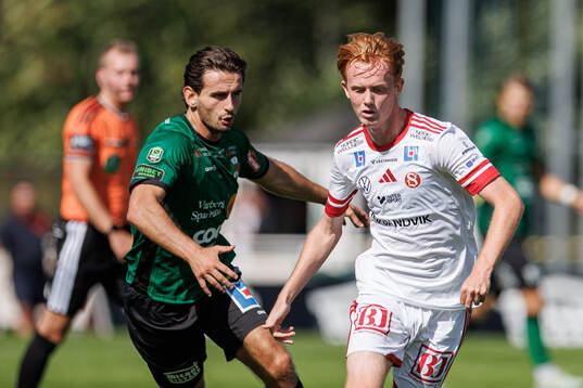 Varbergs Erion Sadiku och Sandvikens Alan Carleton