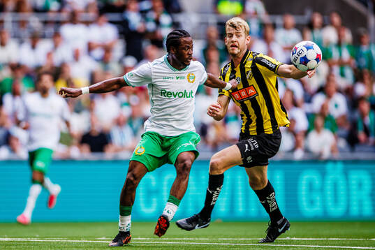 Hammarbys Frank Junior Adjei och Häckens Filip Helander