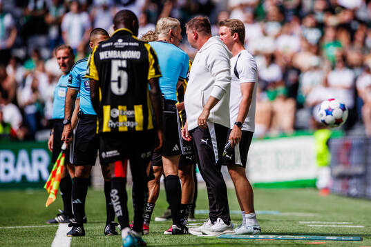 Domare Adam Ladebäck och Häckens tränare Jens Gustafsson