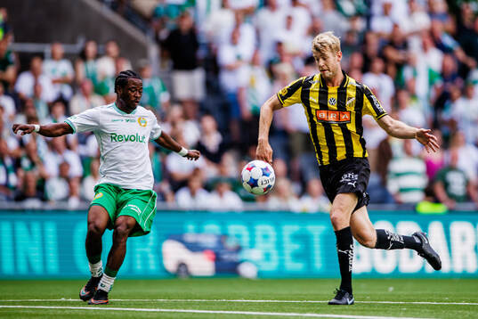 Hammarbys Frank Junior Adjei och Häckens Filip Helander
