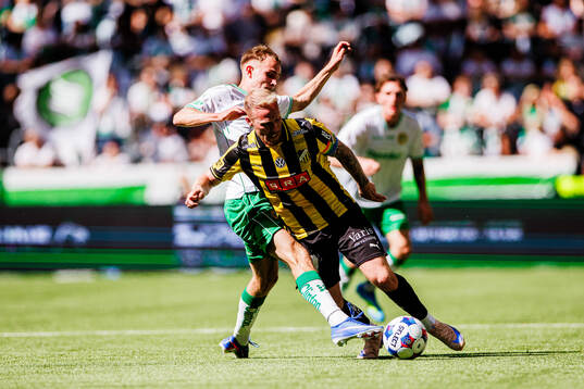 Hammarbys Victor Lind och Häckens Mikkel Rygaard Jensen