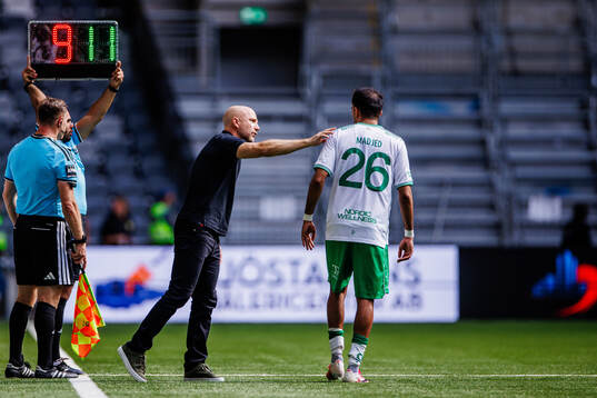 Hammarbys tränare Henrik Rydström pratar med Montader