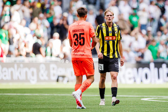 Häckens Olle Samuelsson och målvakt David Andersson deppar