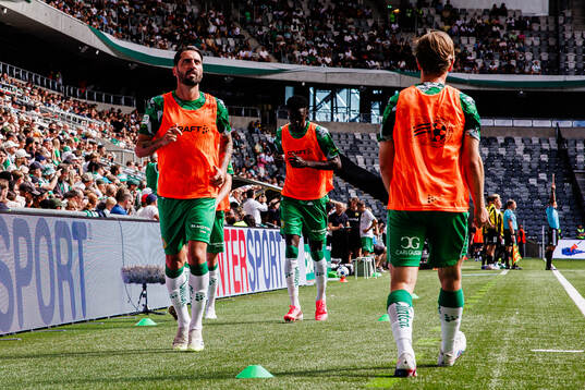Hammarbys Nahir Besara värmer upp bredvid planen