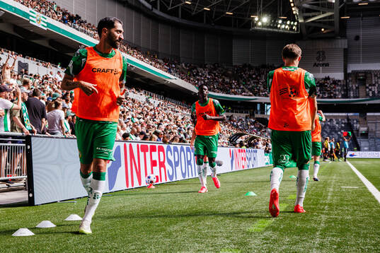 Hammarbys Nahir Besara värmer upp bredvid planen