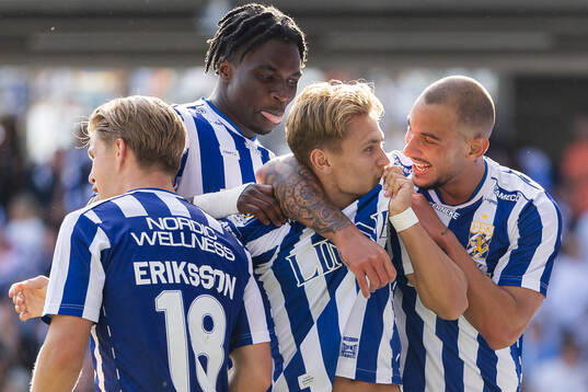 IFK Göteborgs Alfons Borén jublar ihop med +Felix
