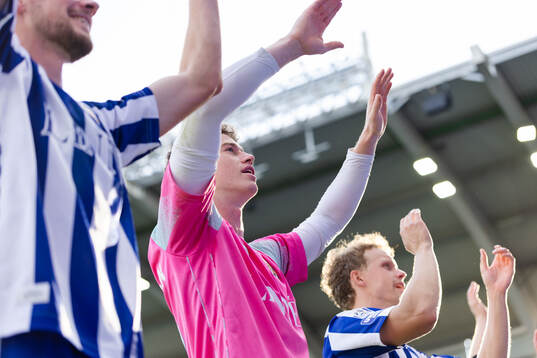 IFK Göteborgs målvakt Viktor Andersson tackar publiken