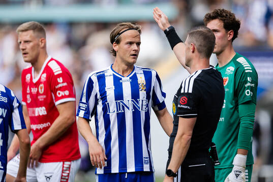 IFK Göteborgs August Erlingmark och domare Erik Mattsson