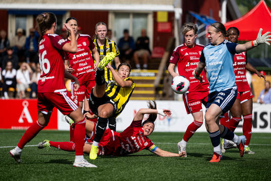 Häckens Tabitha Michelle Tindell och Piteås målvakt Elza