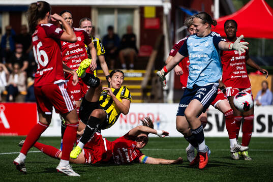 Häckens Tabitha Michelle Tindell och Piteås målvakt Elza
