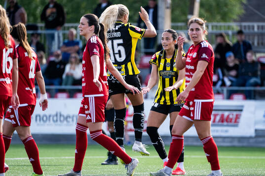 Häckens Alva Selerud och Delaney Matriano jublar