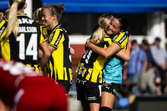 Häckens Delaney Matriano jublar med lagkamrater