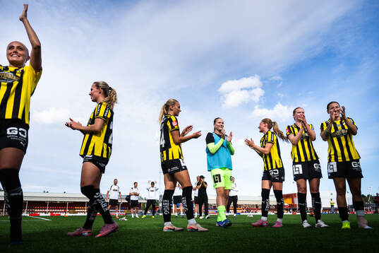 Häckens spelare jublar