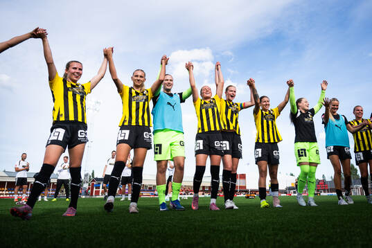 Häckens spelare jublar