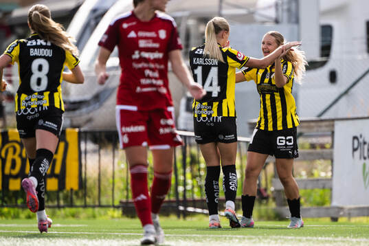 Häckens Tilde Karlsson och Emilia Migas jublar