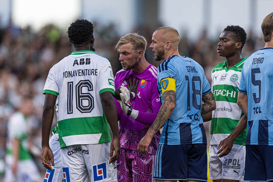 Djurgårdens målvakt Jacob Rinne reagerar