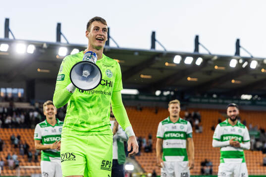 Västerås målvakt Elis Jäger jublar