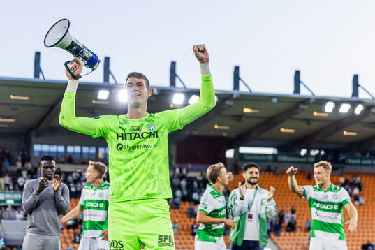 Västerås målvakt Elis Jäger jublar