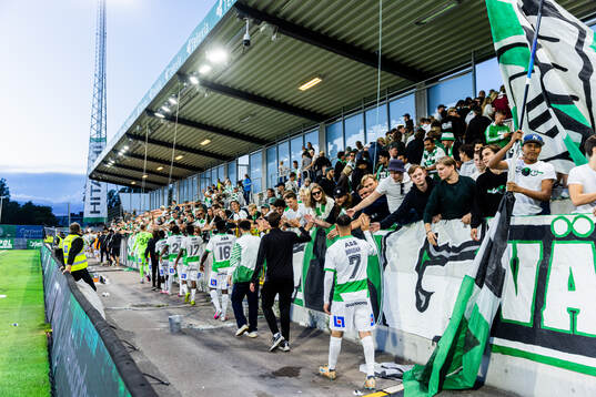 Västerås spelare tackar supportrarna