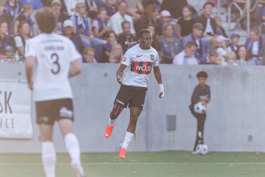 Brommapojkarnas Obilor Denzel Okeke jublar