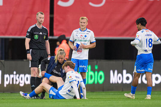 IFK Värnamos Logi Hrafn Robertsson får vård av medicinsk