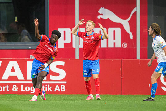 Helsingborgs Kevin Nyarko och Jonathan Hasselqvist reagerar