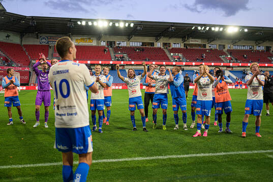 IFK Värnamos spelare jublar