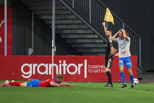 IFK Värnamos Axel Björnström reagerar på ett domslut