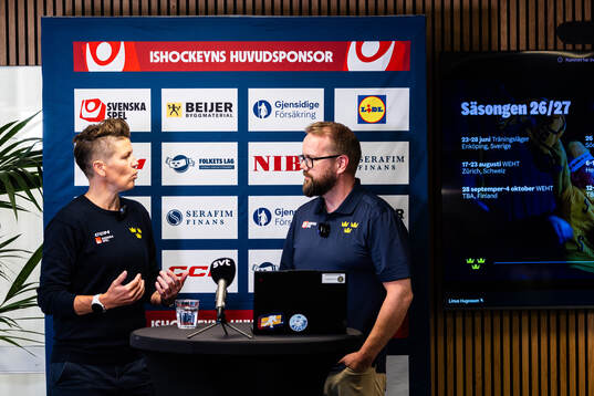 Sveriges förbundskapten Erika Holst och kommunikationschef