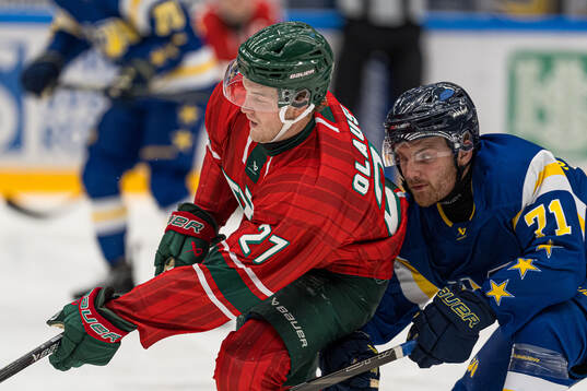 Frölundas Oskar Olausson och HV71s William Ignberg Nilsson