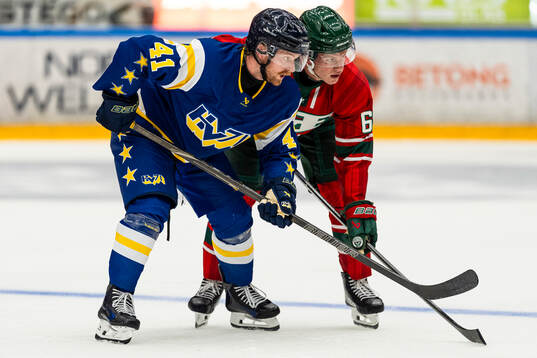 HV71s Riley Woods och Frölundas Mads Kongsbak Klyvö