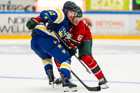 HV71s Riley Woods och Frölundas Mads Kongsbak Klyvö