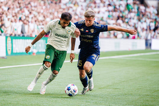 Montader Madjed of Hammarby and Oliwier Kwiatkowski of Rakow