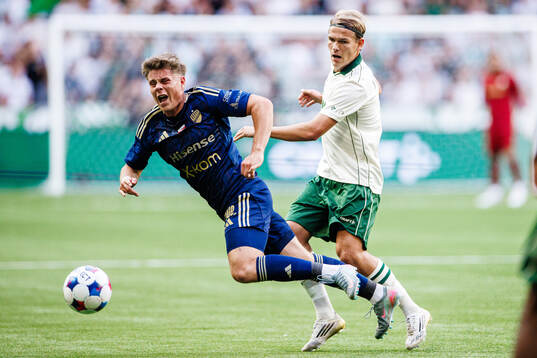Oliwier Kwiatkowski of Rakow and Markus Karlsson of Hammarby