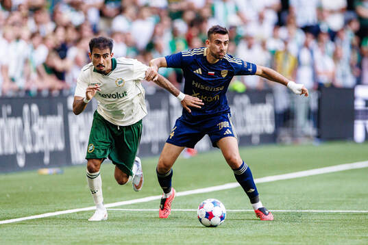 Montader Madjed of Hammarby and Stratos Svarnas of Rakow