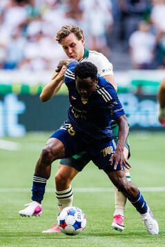 Hampus Skoglund of Hammarby and Erick Ouma Otieno of Rakow