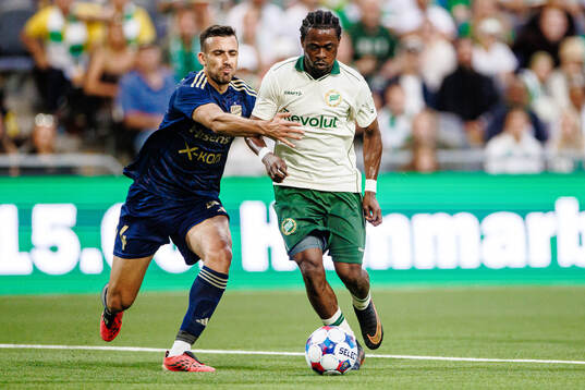 Stratos Svarnas of Rakow and Frank Junior Adjei of Hammarby
