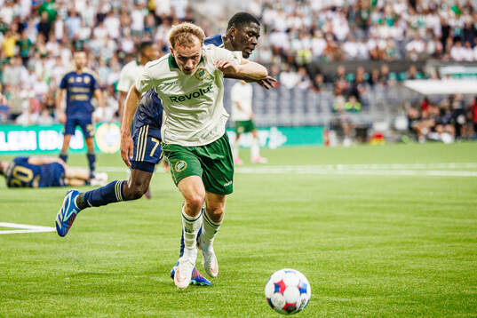 Victor Lind of Hammarby and Debohi Dieudonne Gaucho of Rakow