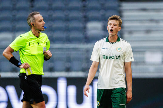 Frederik Winther reacts against referee Luca Pairetto