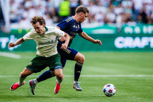 Hampus Skoglund of Hammarby and Oliwier Kwiatkowski of Rakow